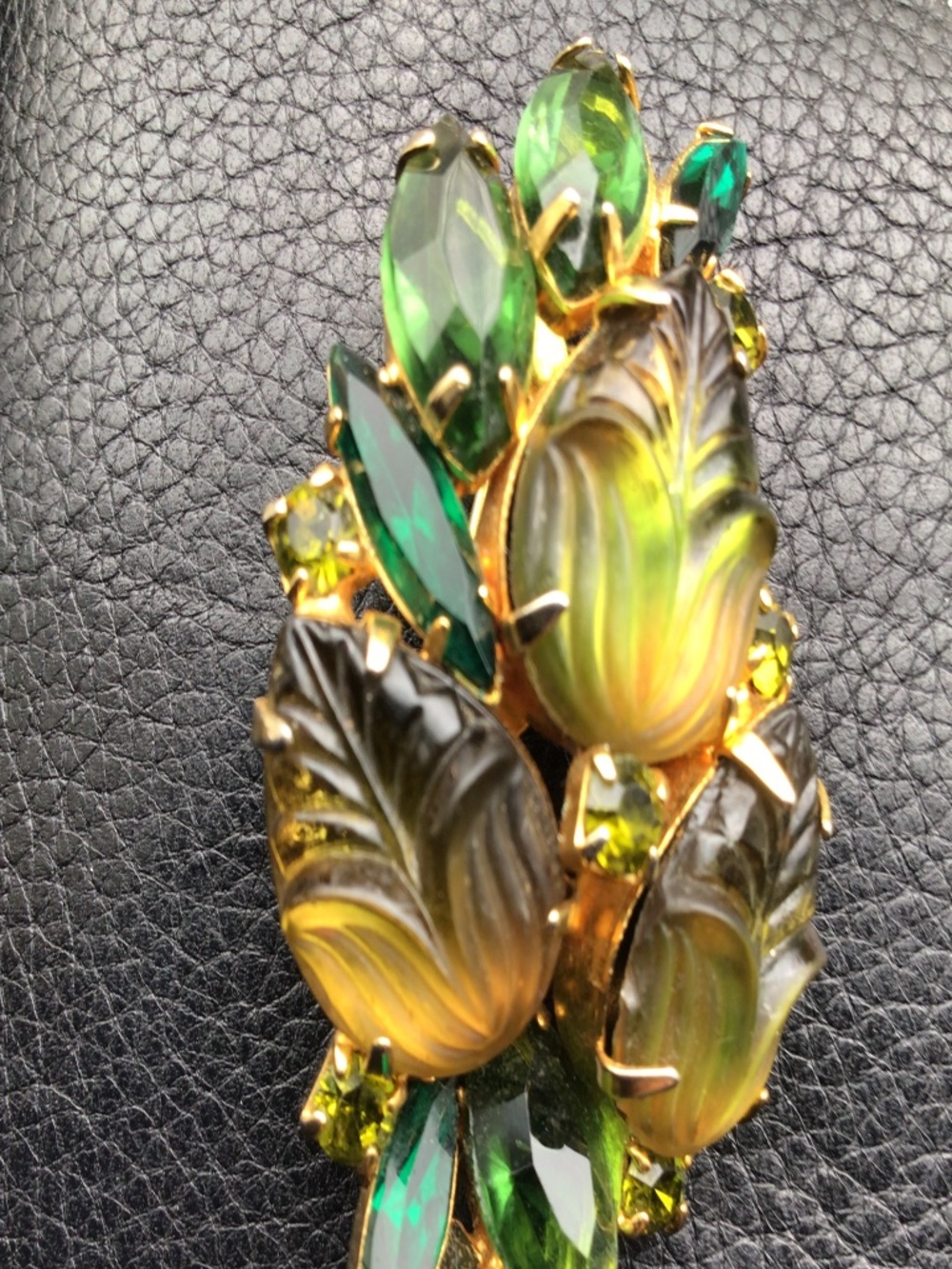 Vintage Green Molded Givre Glass Rhinestone Brooch Goldtone Metal likely Juliana